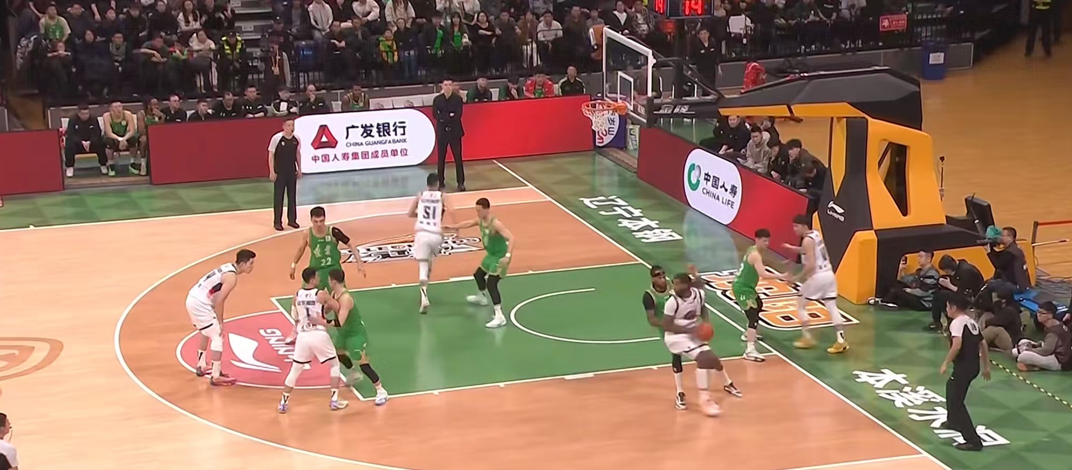 五星体育官网-故地重游不留情！高诗岩末节12分，高速男篮84：79击败辽宁